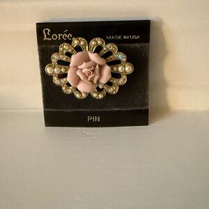 Lorée Vintage Victorian-style gold-tone filigree brooch with pink porcelain rose